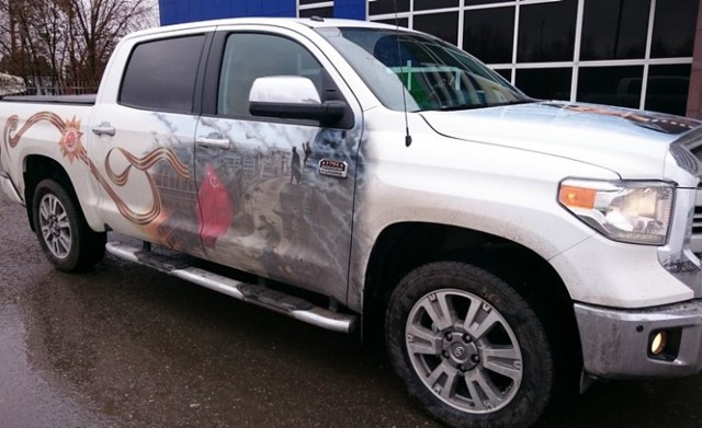 Патриотическая аэрография на Toyota Tundra из Сургута