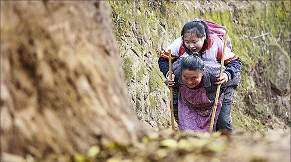 Китайская бабушка пять лет подряд носила больную внучку в школу на спине