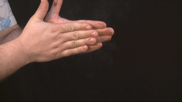 Дымятся руки от серы