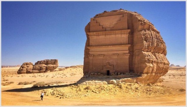 Одинокий дворец в пустыне Саудовской Аравии