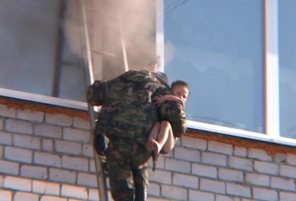 В Москве прохожий спас из горящей квартиры женщину с детьми