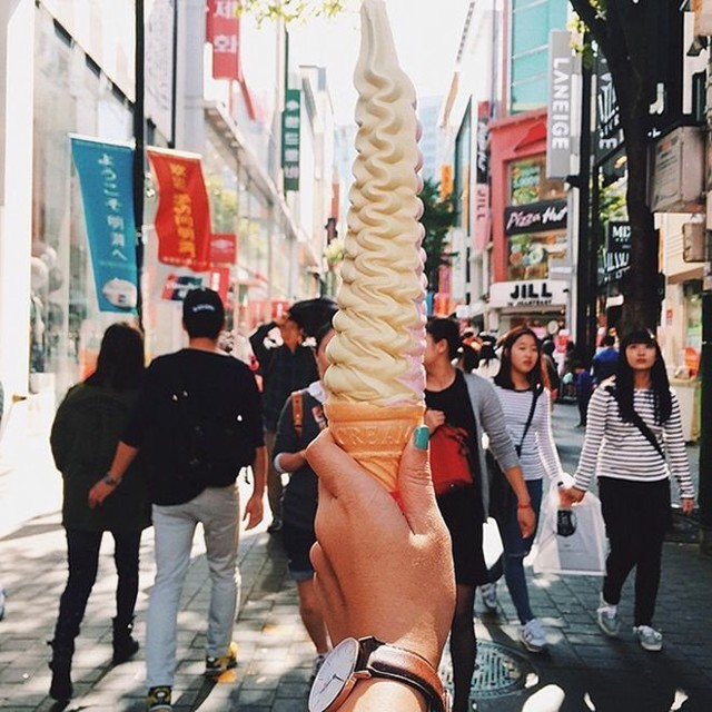Девушка фотографирует города и их вкусную уличную еду