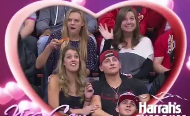 Девушка с перси...пиццей. это любофф