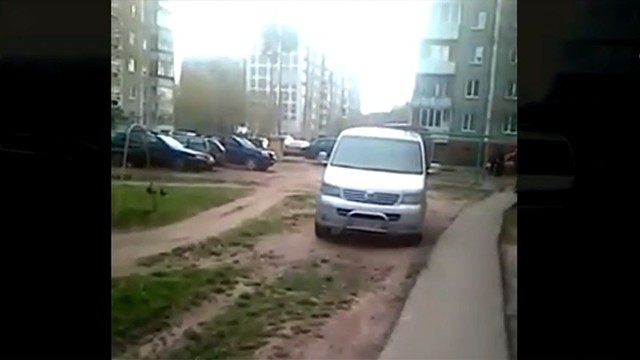 История о том как мужик заехал во двор на машине....