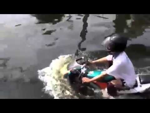 Водоплавающий мотоцикл в Таиланде