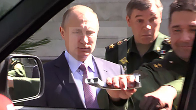 Генерал рассмешил Путина, оторвав ручку авто во время экскурсии