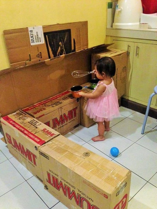 Мама сделала для своей дочки кухню мечты из картонных коробок