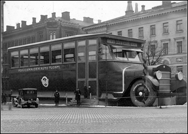 Автосалон 1927 года в форме гигантского автобуса 