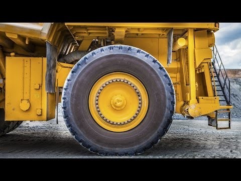 Установка колес на карьерный самосвал