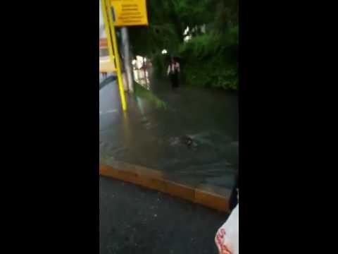 Девушка по городу шагает