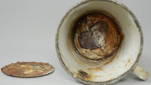 В кружке из музея Освенцима нашли клад