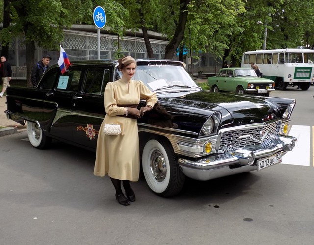 Фестиваль старинных автомобилей в московском парке "Сокольники"