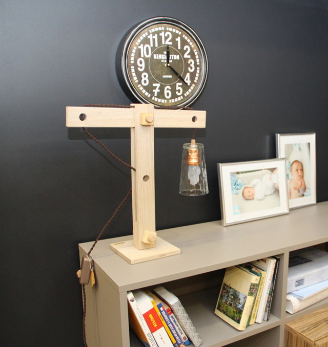 Настольная лампа из дерева