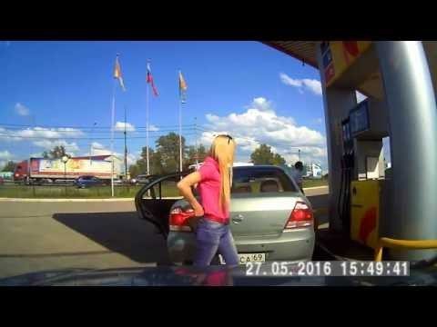 Блондинка на одной из тверских АЗС