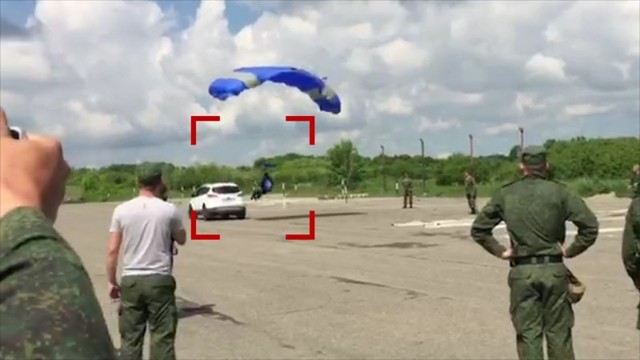 Парашютист разбил машину