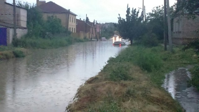 Волгоград из-за дождя встал в 8-балльную пробку   