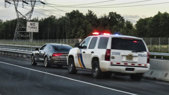 Как полицейские борятся с лихачами в России и США