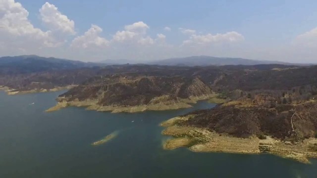 Memorial Day выходной,полет над Castaic Lake Калифорния.