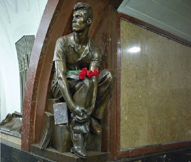 Будете ехать в московском метро, найдите на станции «Площадь Революции»
