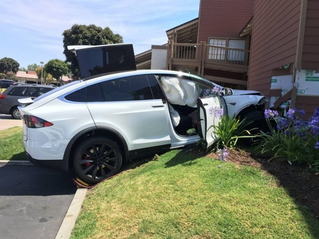 В авариях с участием электрокаров Tesla виноваты только водители