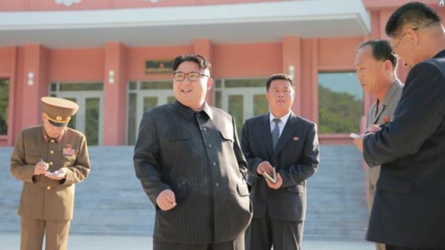 лидер КНДР активно нарушает антитабачную компанию