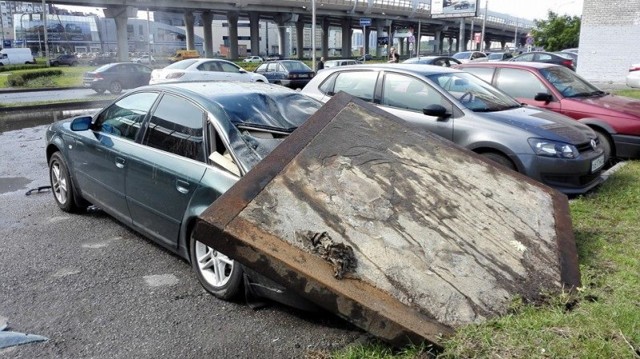 В Петербурге бетонная крышка коллектора взлетела и упала на припаркованную Ауди