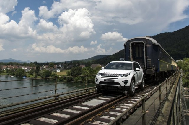 Land Rover Discovery Sport протащил по рельсам поезд