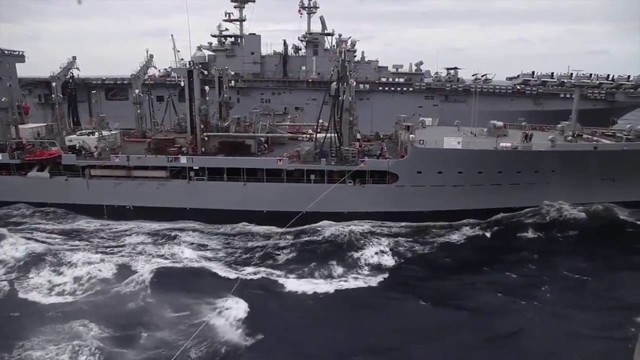 Дозаправка корабля танкером-заправщиком в бурном море