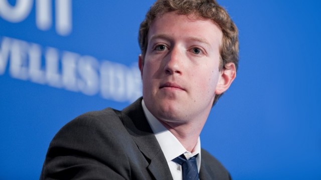 Паранойя Цукерберга: основатель Facebook заклеил скотчем веб-камеру и микрофон на своём ноутбуке