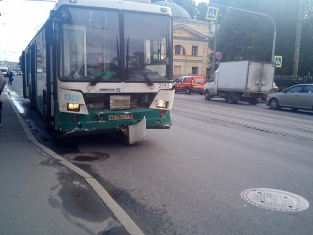 Авария дня. Автобус протаранил десять легковых машин