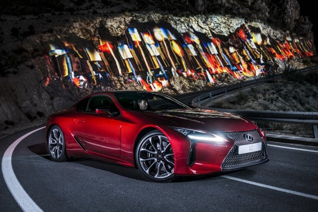 Спортивный Lexus LC оживляет горы