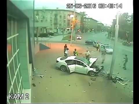  В Рязани 16-летняя девушка на «Фольксвагене» врезалась в столб 