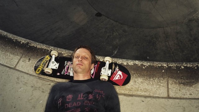 Истинное мастерство и с годами не утратишь: 48-летний скейтбордист Тони Хоук «в последний раз» повторил один из сложнейших трюков на доске