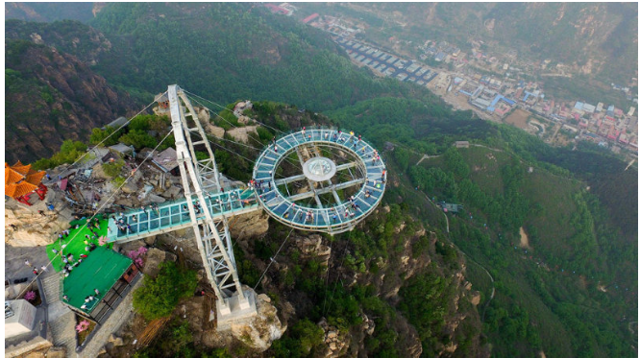 Стеклянная смотровая площадка в Китае на высоте 400 метров