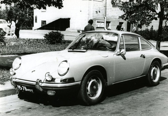  2 автомобиля Porsche 911 у ГАИ во времена СССР