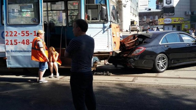 В Перми трамвай протаранил два дорогих Мерседеса