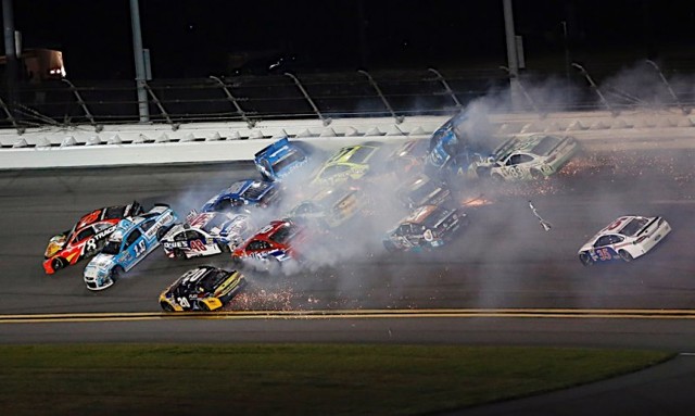 Массовая авария на гонках NASCAR