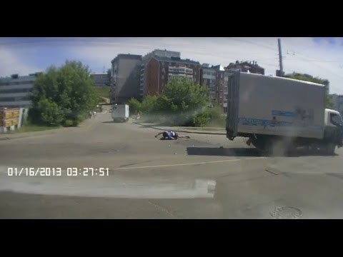 Грузовик и мотоцикл столкнулись в Иркутске