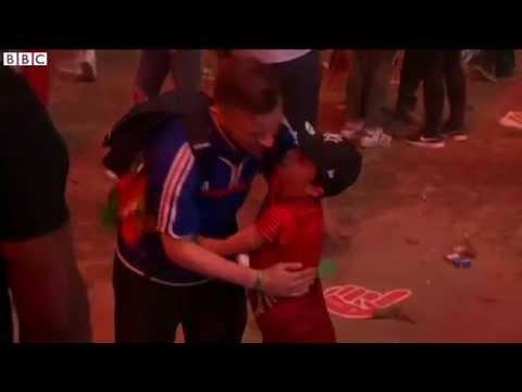 Юный португальский болельщик утешает французского фаната после финала Евро-2016