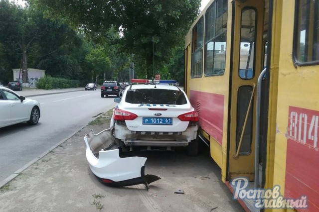 В Ростове трамвай столкнулся с автомобилем ДПС