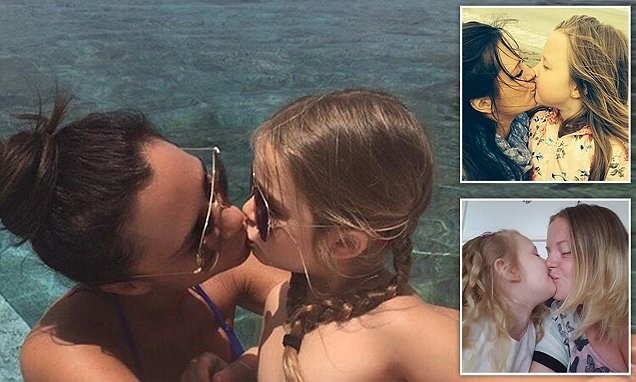 Мамы целуют детей в губы в поддержку Виктории Бэкхем