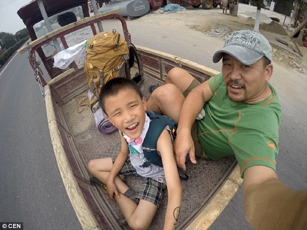 Отец с сыном отправился в пешее 600-километровое путешествие