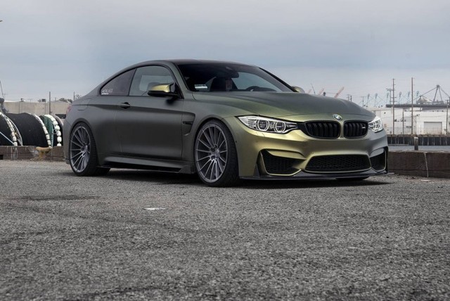 Матовый BMW M4 на дисках Zito