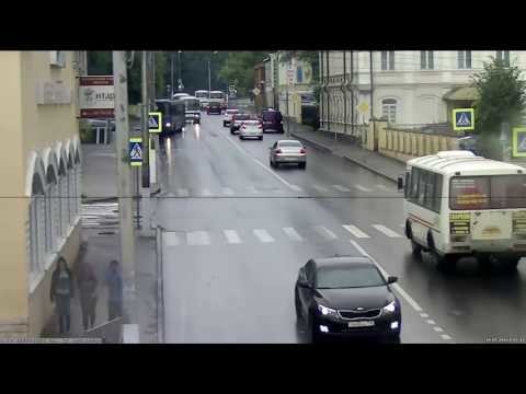 Повернул под автобус