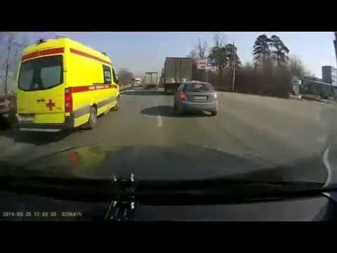 Водитель проучил садится на хвост скорой