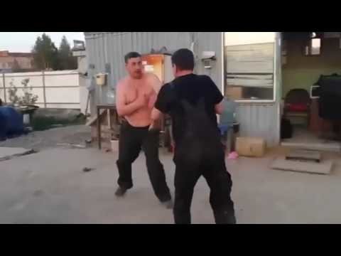 Брюс Ли нервно курит в сторонке