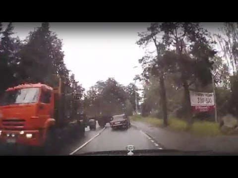 В Карелии прицеп лесовоза срезал крышу автомобиля  