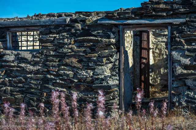 Заброшенный трудовой лагерь системы ГУЛАГ для заключенных на Чукотке 
