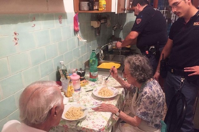 Старики плакали так громко, что приехала полиция. И приготовила им ужин