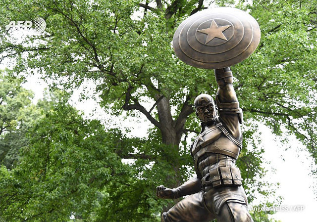 В бруклинском парке установили четырехметровую статую Капитана Америка